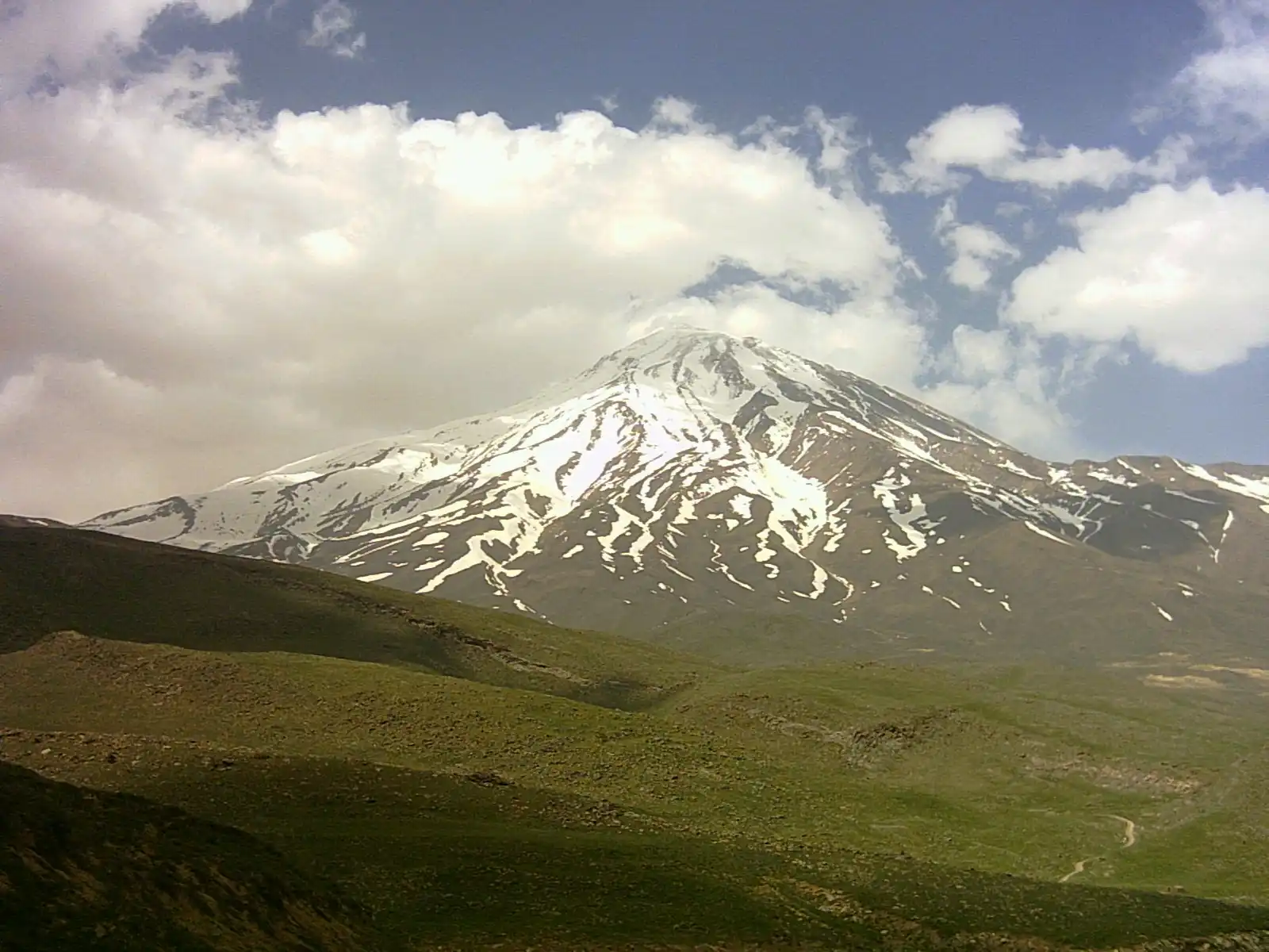چشم‌انداز واقعی دماوند از محدوده رینه، عکس علیرضا جواهری